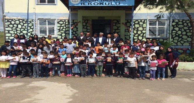 Erdemir Anadolu Sağlık Meslek Lisesinden köy okullarına kitap