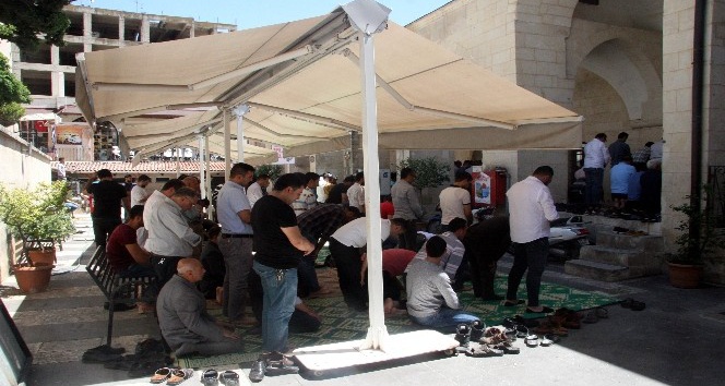 Ramazanın ilk Cuma namazında cemaat camilere sığmadı