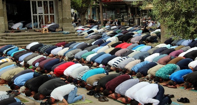 Ramazan’ın ilk cumasında cami ve sokaklar doldu taştı