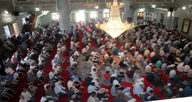 Ramazan’ın ilk cumasında Balıklıgöl’deki camiler doldu