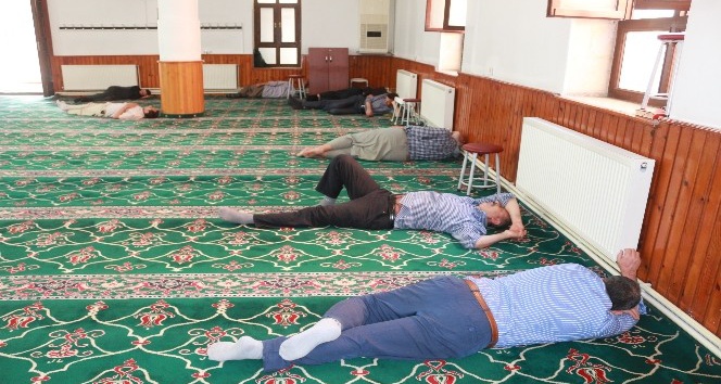 Vatandaşlar serinlemek için camiye koşuyor