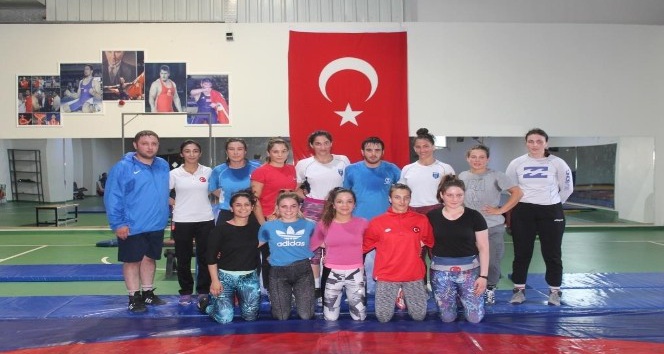 Türkiye Genç Bayanlar Güreş Milli takımı Yalova’da kampa girdi