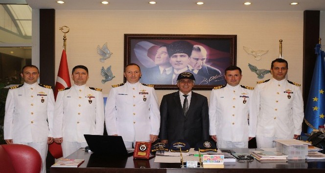 Askeri gemilerin komutanları Belediyeyi ziyaret etti