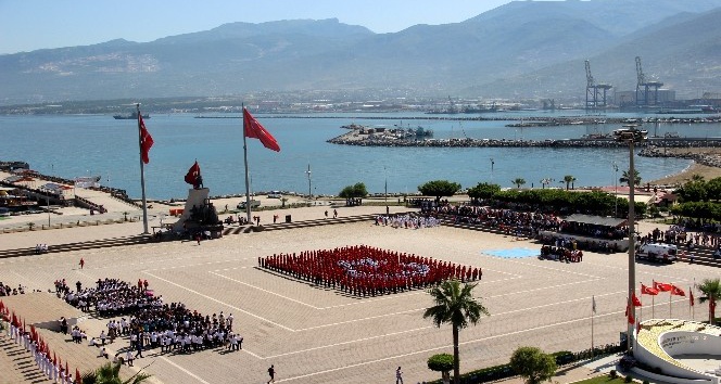 İskenderun’da 19 Mayıs etkinliklerinde 600 öğrenciden Türk bayrağı koreografisi