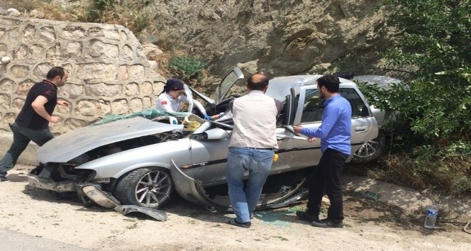 Amasya’da otomobil duvara çarptı: 4 yaralı