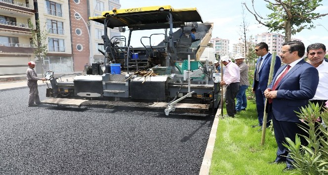Başkan Atilla asfalt çalışmasını denetledi