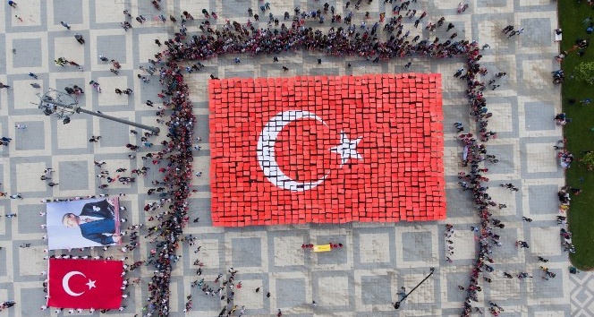 Tekirdağ’da bin 59 öğrenciden Atatürk ve Türk bayrağı koreografisi
