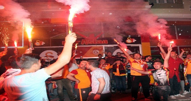 Galatasaray taraftarı Kilis’te şampiyonluk turu attı