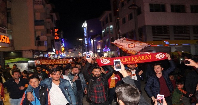 Ağrı’da binlerce Galatasaraylı şampiyonluğu kutladı