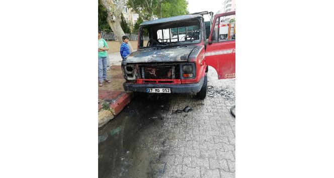 Seyir halindeki kamyonet alev alev yandı