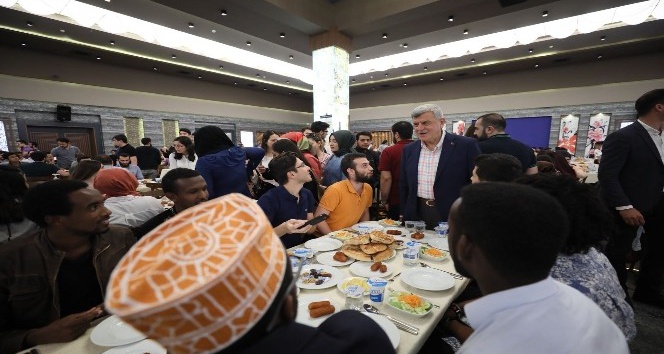Başkan Karaosmanoğlu iftarda öğrencilerle buluştu