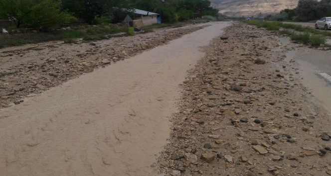 Sivas’ta sel nedeniyle yol trafiğe kapandı