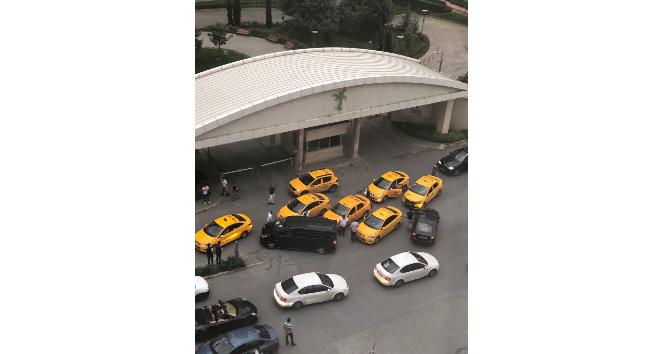 İstanbul’da taksiciler UBER aracına saldırdı iddiası