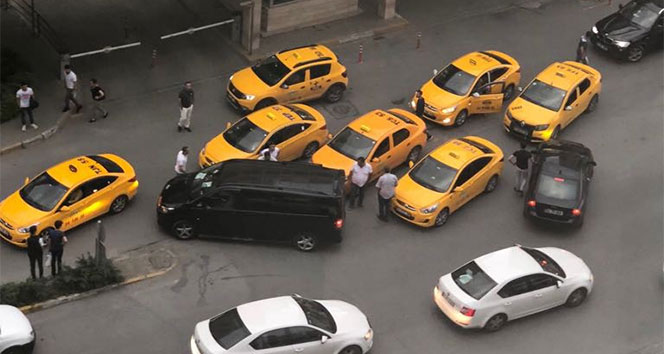 İstanbul’da taksiciler UBER aracına saldırdı