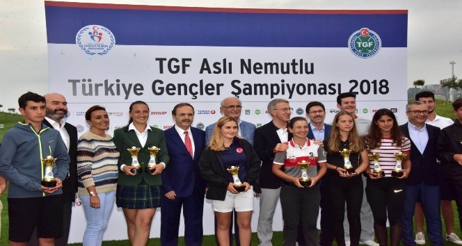 Golf Turnuvası kazananları kupalarını Ağaoğlu’nun elinden aldı
