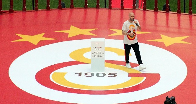 Şampiyon Galatasaray kupasını aldı