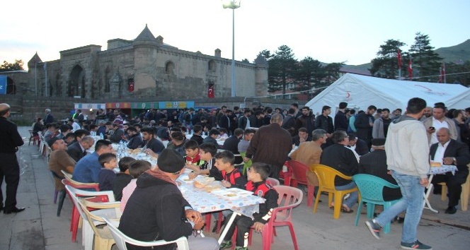 Bitlis’te yüzlerce kişi iftar çadırında buluşuyor