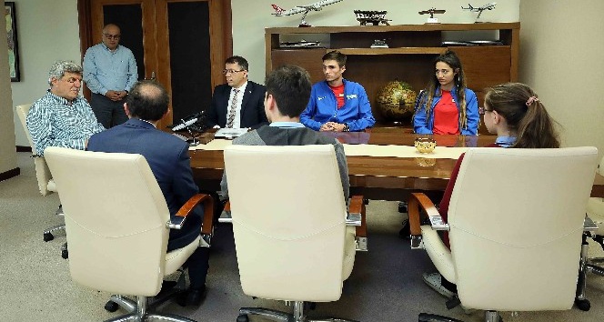 Başkan Karaosmanoğlu: &quot;Gençlerimizden dünyaya yön vermelerini istiyorum’’