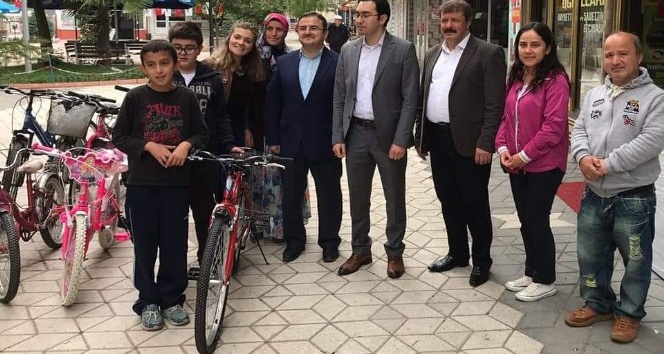 Kaymakam Korkmaz’dan engelli öğrencilere bisiklet hediyesi