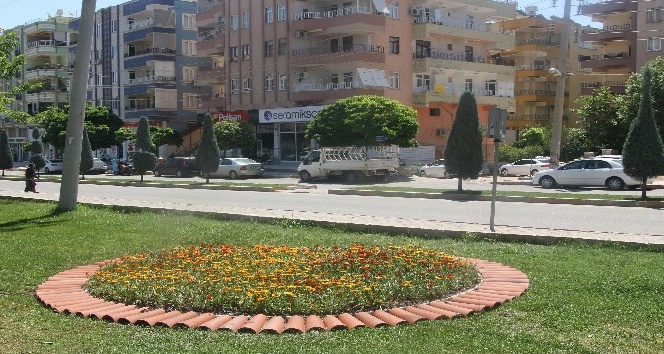 Haliliye’de parklar çiçeklerle donatıldı