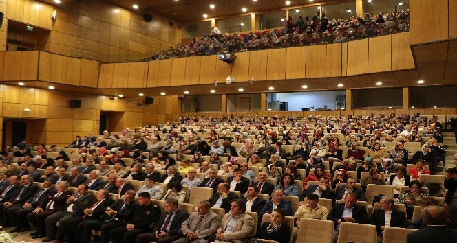 Rize’de okuma yazma öğrenen bin 600 kişi düzenlenen törenle belgelerini aldı