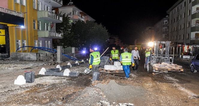 Mevlüt Aslanoğlu Caddesinde çalışmalar sürüyor