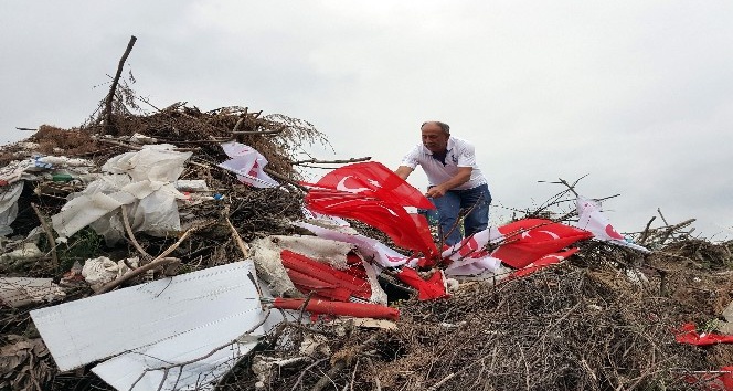 Koyun otlatmak için gittiği alanda çöpe atılmış Türk Bayraklarını buldu