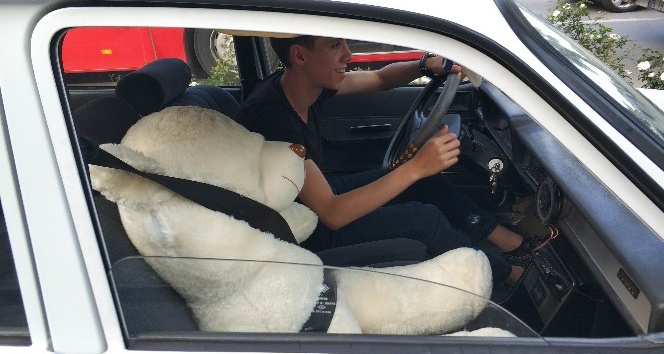 Samsun’da sürücünün yanına oturttuğu oyuncak ayıya emniyet kemeri takması dikkat çekti