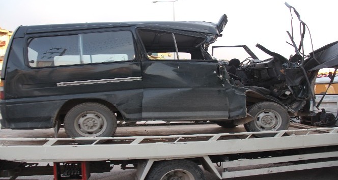 Kocaeli’de minibüs tıra çarptı: 2 ağır yaralı