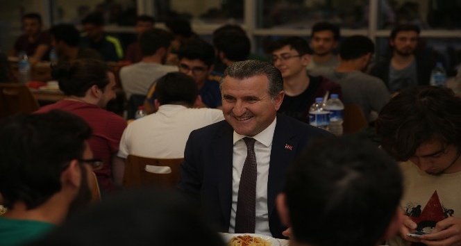 Bakan Osman Aşkın Bak’tan öğrencilere sürpriz ziyaret