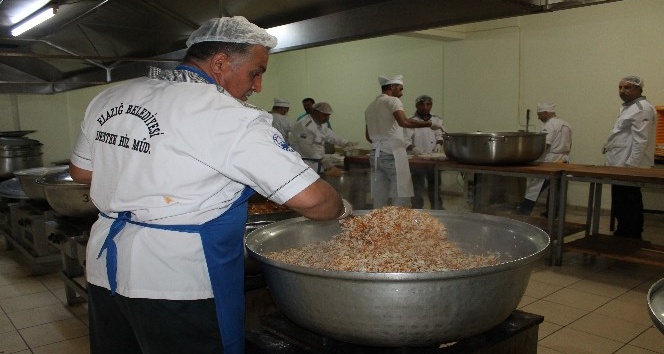 Aşçıların zorlu Ramazan mesaisi: 2 bin kişiye iftar hazırlıyorlar