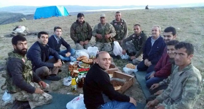 Kaymakam Kazez, korucularla arazide iftar yaptı