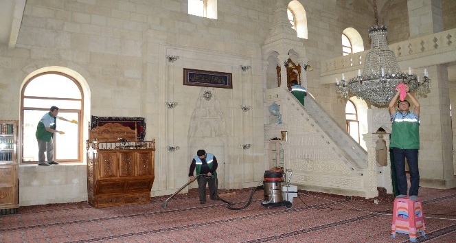 Darende’deki camilerde Ramazan temizliği