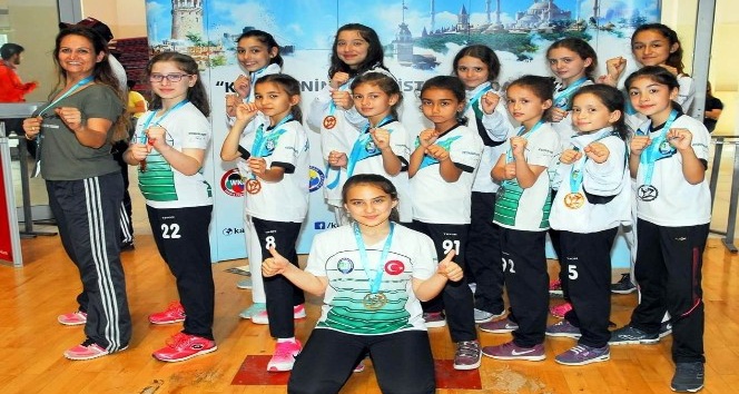 Salihlili karateciler, İstanbul’dan madalyalarla döndü