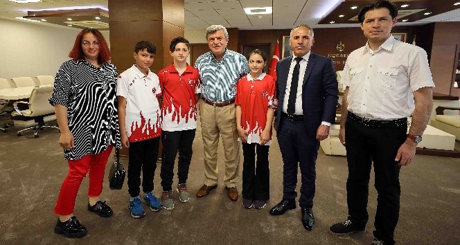 Başkan Karaosmanoğlu, şampiyon öğrencileri ağırladı