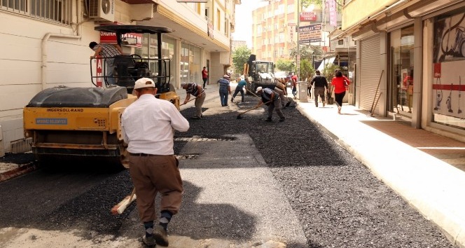 Akdeniz Belediyesi’nin asfalt ve kaldırım çalışmaları sürüyor