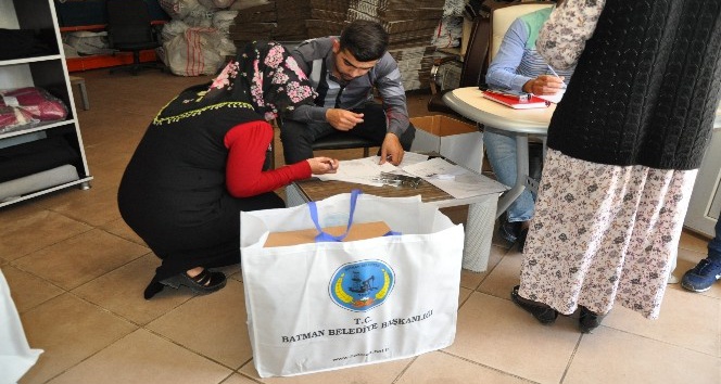 Batman Belediyesinden dar gelirli ailelere Ramazan kolisi
