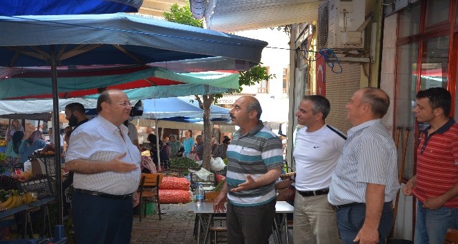 Başkan Özakcan, Salı pazarını ziyaret etti