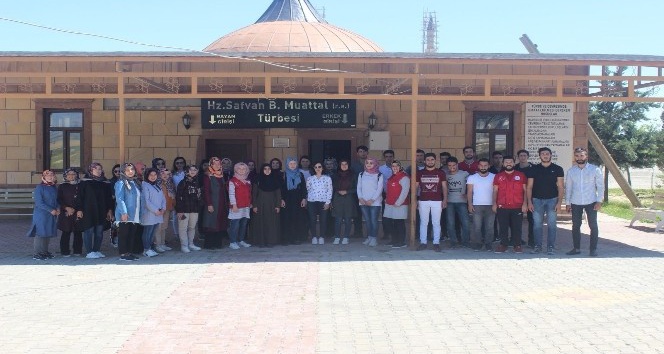 Gençler Sahabe Safvan bin Muattal Türbesinin çevresini temizledi