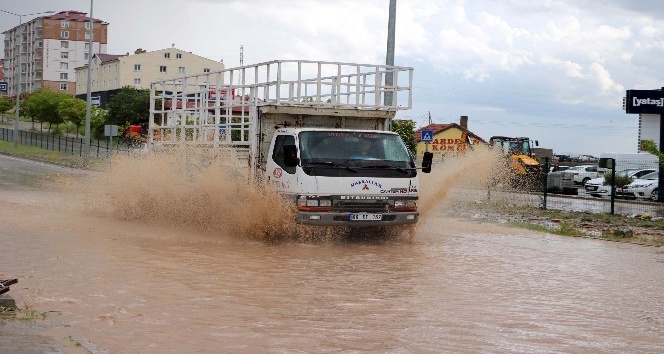 Yozgat’ta yağmur ve dolu vatandaşlara zor anlar yaşattı