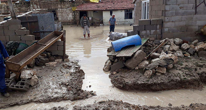 Yenifakılı’da şiddetli yağmur 15 ev ve ekili alanlara zarar verdi
