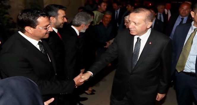 Cumhurbaşkanı Erdoğan ve eşi iftarda Bağlum’da bir aileye konuk oldu