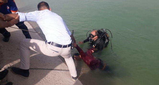 Serinlemek için su kanalına giren Suriyeli genç boğuldu