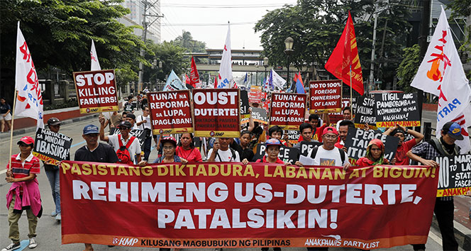 Filipin&#039;de adadaki sıkıyönetim protesto edildi