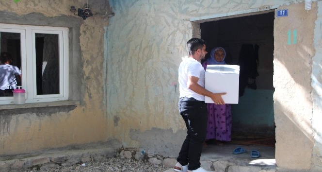 Mahalle bekçisinden 23 aileye ramazan yardımı