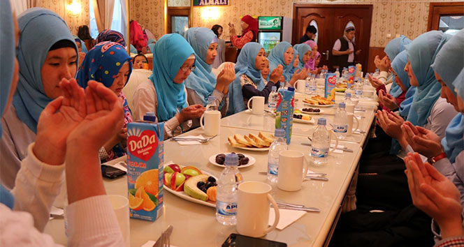 Müslüman Kazak kızlarının Kur’an aşkı
