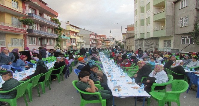 Sandıklı’da mahalle iftarları yoğun katılım ile devam ediyor