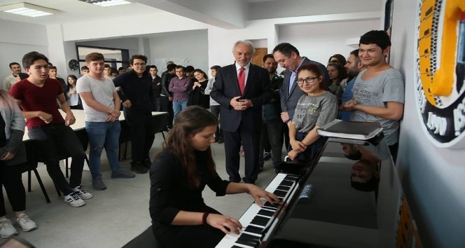 Kütahya Belediyesi’nden Ahmet Yakupoğlu Güzel Sanatlar Lisesi’ne piyano