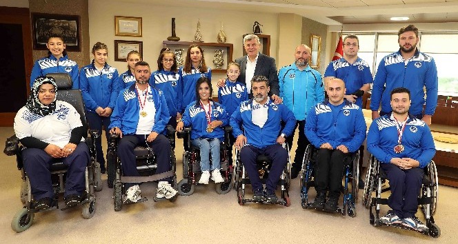 Başkan Karaosmanoğlu, Kağıtsporlu sporcuları ağırladı