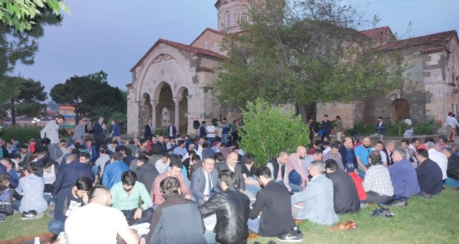 Ayasofya Camisi’nin bahçesinde yer sofrasında iftar yaptılar